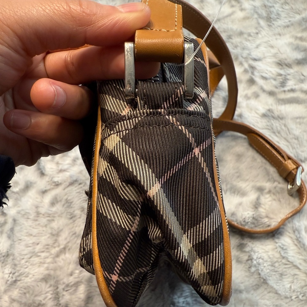 Burberry sling bag - Picture 5 of 8